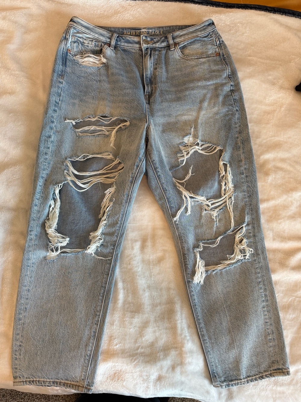Women’s American Eagle Light Blue Highest Rise Destructed Mom Jeans 14 Short
